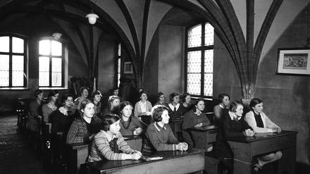 Schülerinnen am Berlinischen Gymnasium zum Grauen Kloster, hier im Nordflügel des einstigen Franziskanerklosters (um 1923)
