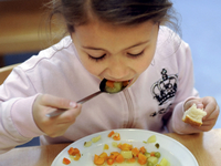 Essen für alle: Von der erste bis zur sechsten Klasse gab es von Montag an gebührenfreies Essen.