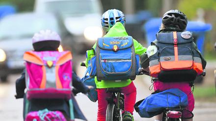 Kinder auf dem Weg zur Schule.