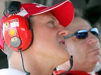 Unterstützung von den Roten für einen Roten. Das Ferrari-Team denkt beim Trainingsauftakt an Michael Schumacher.
