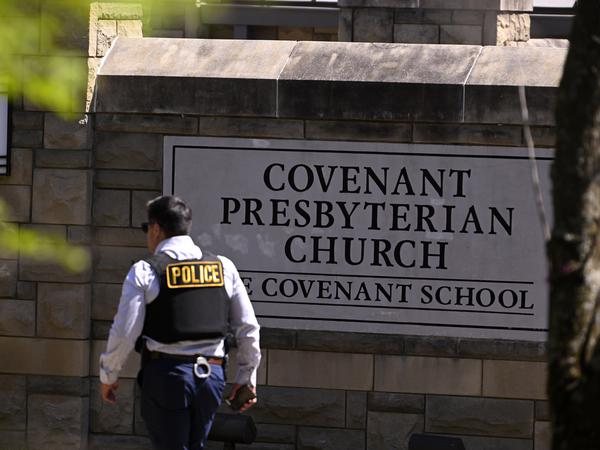 Ein Polizist geht am Eingang der Covenant Schule vorbei.