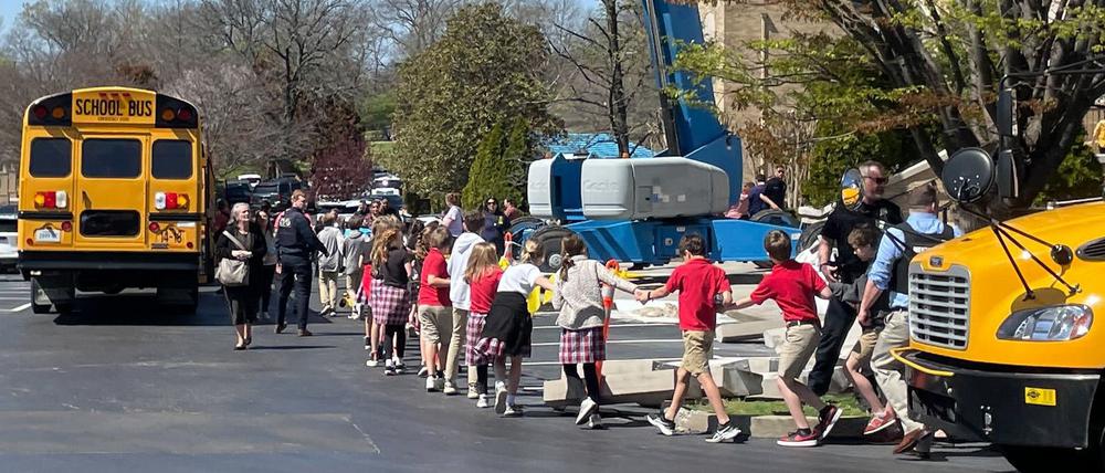 Kinder der Covenant Schule, einer privaten christlichen Schule, halten sich an den Händen, als sie nach Schüssen an ihrer Schule zu einem Sammelplatz in der Woodmont Baptist Kirche gebracht werden. 