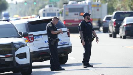 Polizeibeamte aus Jacksonville sperren einen Tatort ab, nachdem in einer Filiale des Geschäfts Dollar General Schüsse gefallen waren und Menschen getötet wurden.