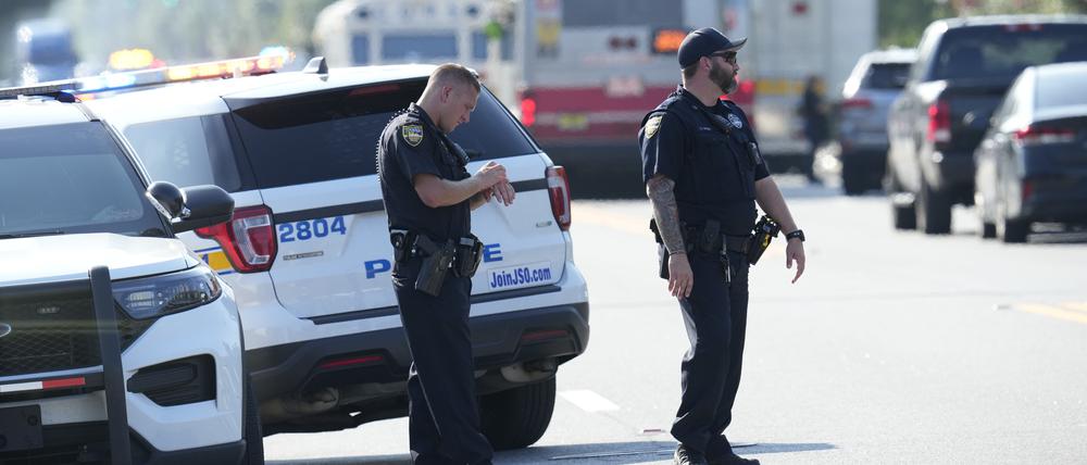 Polizeibeamte aus Jacksonville sperren einen Tatort ab, nachdem in einer Filiale des Geschäfts Dollar General Schüsse gefallen waren und Menschen getötet wurden.