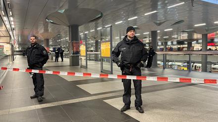 Polizisten sichern einen Teil des Hauptbahnhofes. Die Bundespolizei hat am Samstagnachmittag am Berliner Hauptbahnhof eine Ladendiebin festgenommen. Dabei machte einer der Beamten von seiner Schusswaffe Gebrauch.
