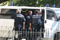 Polizisten sperren am 25.08.2016 in Reuden bei Zeitz (Sachsen-Anhalt) eine Straße ab.