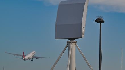 Das neue Radarsystem zum Schutz vor Vogelschlag ist am Flughafen Berlin Brandenburg BER im Einsatz. Das 3D-Radar kann Vogelschwärme in einer Entfernung von zehn Kilometern rund um den Flughafen erfassen. Per Knopfdruck können dann pyrotechnische Anlagen ausgelöst werden, um die Vögel von den Start- und Landebahnen fernzuhalten. Das neue Radarsystem wird von Mitarbeitern der Wildlife Control am Boden unterstützt. 