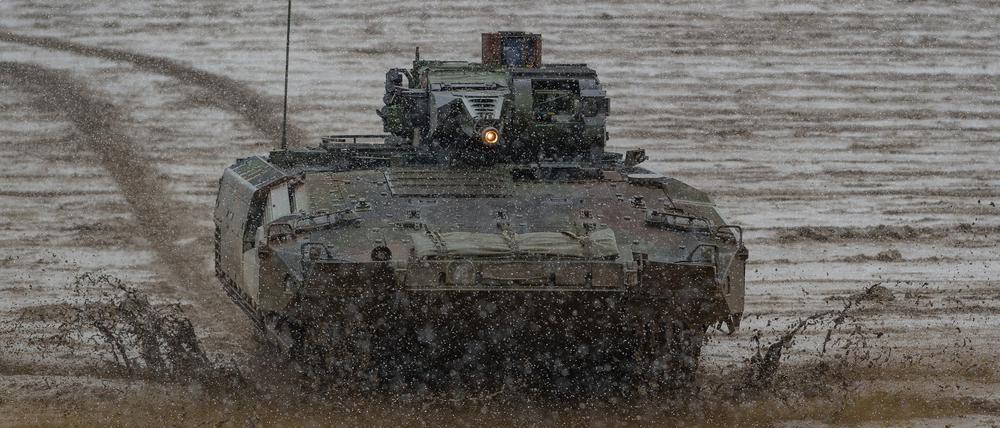 Ein Schützenpanzer der Bundeswehr vom Typ Puma fährt während einer Gefechtsvorführung über den Übungsplatz (Symbolbild).