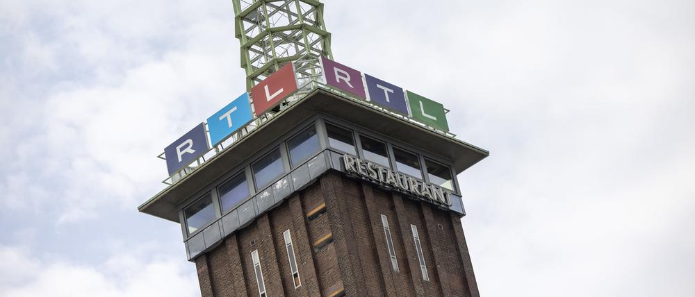 Das Logo des Privatsenders RTL ist an dem ehemaligen Messeturm vor dem Sendezentrum in Köln zu sehen. 