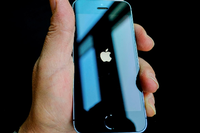 Das Apple-Logo erscheint beim Hochfahren eines iPhone.