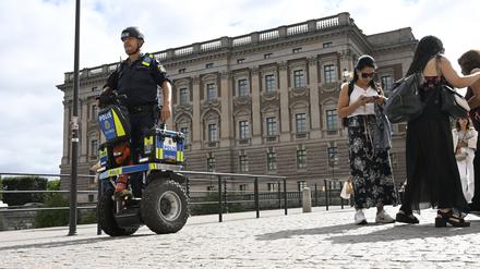 Ein Polizist auf einem Segway patrouilliert vor dem schwedischen Parlament Riksdagen. 