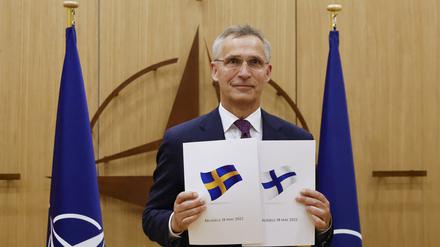 Nato-Generalsekretär Jens Stoltenberg zeigt die Mitgliedsanträge aus Schweden und Finnland.