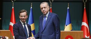 Recep Tayyip Erdogan (r), Präsident der Türkei, und Ulf Kristersson, Ministerpräsident von Schweden, reichen sich nach einer gemeinsamen Pressekonferenz im Präsidentenpalast im November 2022 die Hände (Archivbild). 