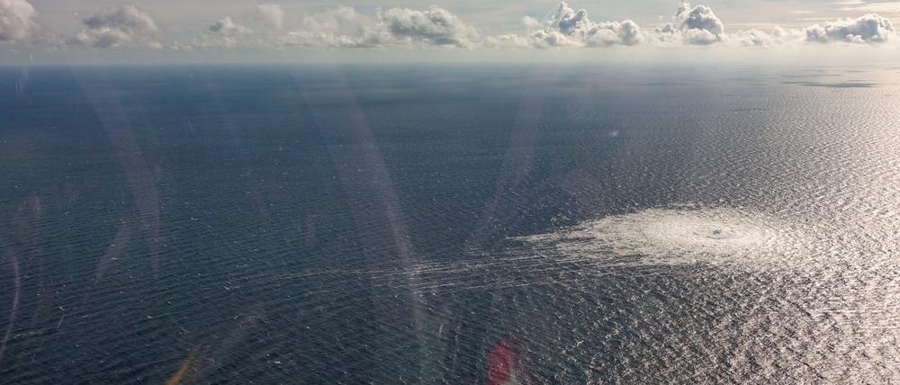 Das vom dänischen Verteidigungskommando zur Verfügung gestellte Foto zeigt das Nord Stream 2-Gasleck in der Nähe von Bornholm aus der Luft. 