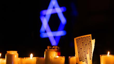Kerzen stehen vor einer Synagoge nach einem Schweigegang vor dem Gedenktag der Pogromnacht vor 85 Jahren. (Symbolbild).