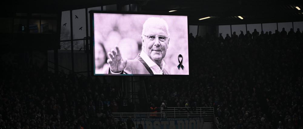 Auch in Bochum wurde getrauert. Schweigeminute im Ruhrstadion zu Ehren und zum Tode von Kaiser Franz Beckenbauer mit einem Foto auf der Anzeigentafel.