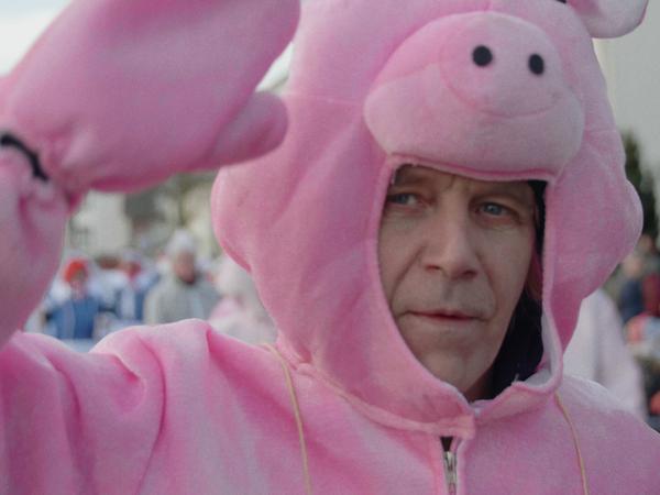 Ein Demonstrant im Schweinekostüm.