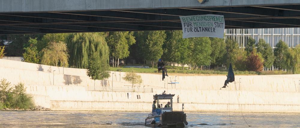 Klimaaktivistinnen und -aktivisten haben am frühen Freitagmorgen versucht, den Schiffsverkehr bei der Dreirosenbrücke in Basel zu blockieren. 