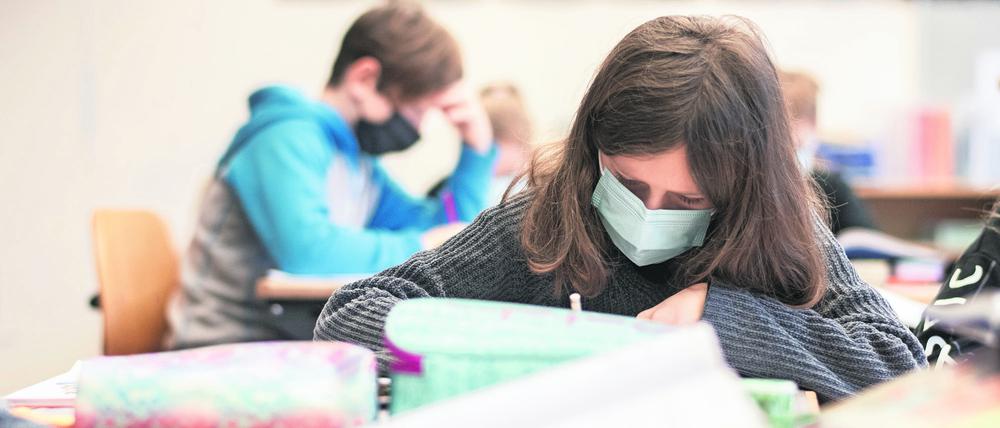 Fraglich finden es Expert:innen, dass Lockerungen wie die Abschaffung von Tests und Masken an Schulen gegenwärtig angedacht sind, obwohl die Fallzahlen weiter auf hohem Niveau liegen. 