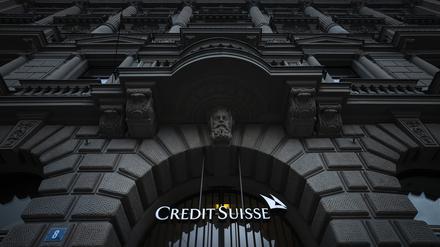 Die Zukunft der angeschlagenen Schweizer Großbank Credit Suisse ist weiter ungewiss. Im Raum steht eine komplette oder teilweise Übernahme der zweitgrößten Schweizer Bank durch die größte Schweizer Bank UBS.