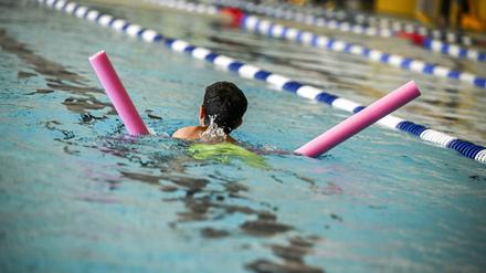 Der Landessportbund Berlin und die Sportjugend Berlin boten im Sommer Schwimm-Intensivkurse im Kombibad Gropiusstadt für Kinder an, die noch kein Schwimmabzeichen in Bronze haben.