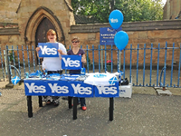 Am Donnerstag dürfen die Schotten über ihre Unabhängigkeit votieren. In Glasgow verteilen Befürworterinnen der Unabhängigkeit Giveaways, während...