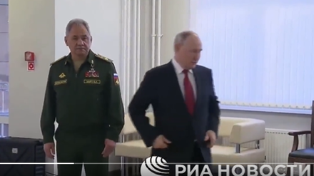 Putin und Schoigu bei einem Termin in einem Militärkrankenhaus.