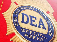 Ein Schild der DEA - "Drug Enforcement Administration" vor dem DEA-Museum in Arlington.