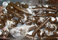 Das Bild des geänderten Eintrags zu einem Haschisch-Produkt auf der russischen Seite von Wikipedia zeigt "Charas", das aus Cannabis-Harz gefertigt wird.