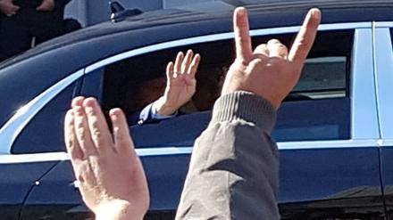 Der Rabia-Gruß. Erdogan zeigt ihn aus dem Auto heraus, ein Demonstrant antwortet mit dem „Wolfsgruß“ der faschistischen Grauen Wölfe.
Wie der Journalist Kemal Hür auf seiner Facebook-Seite berichtet, zeigte der türkische Präsident bei seiner Fahrt durch Berlin seinen Anhängern den sogenannten „Rabia-Gruß“. Dieser Gruß, bei dem vier Finger in die Luft gereckt werden und der Daumen angewinkelt auf die Handfläche gepresst wird, ist das Symbol der islamistischen Muslimbrüder, Erdogan hat ihn schon öfter verwendet. Auf den Bildern von Kemal Hür ist zu sehen, wie Anhänger mit dem sogenannten „Wolfsgruß“ reagieren. Der Wolfsgruß, im Vordergrund des Bildes zu sehen, ist das Erkennungszeichen extremistischer türkischer Nationalisten, der sogenannten „Grauen Wölfe“.
Foto: Kemal Hür
  