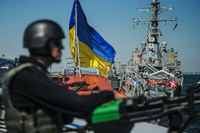 Eine ukrainische Fregatte und der US-Zerstörer Donald Cook während einer Übung. Der Westen bildet ukrainische Soldaten aus. Und damit auch radikal Gesinnte.