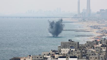 Sea water splash following Israeli strikes in Gaza, October 9, 2023. REUTERS/Mohammed Salem