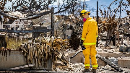 Ein Mitglied der Task Force 50 führt Such-, Rettungs- und Bergungsoperationen in Gebieten durch, die durch Waldbrände auf Maui in Lahaina beschädigt wurden.