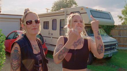 Polly and Sophie Duniam drohen eine „Never-ending Fuck Brexit-Tour“ im Wohnmobil an.