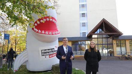 Linken-Fraktionsvorsitzender Sebastian Walter und die Potsdamer Stadtverordnete Isabelle Vandre stellen ihren Gesetzesentwurf vor der Josephinen-Anlage vor.