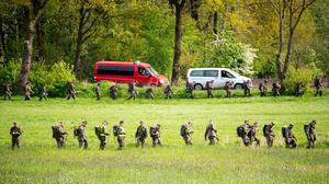 Bundeswehrsoldaten suchen mit einer Menschenkette auf einem Feld  bei Kranenburg nach dem vermissten Arian aus Elm.