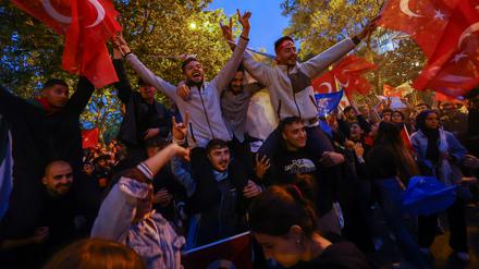 Unterstützer Erdogans feiern seinen Sieg.