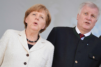 Satire darf alles. Politik ist schon etwas schwieriger. Angela Merkel und Horst Seehofer suchen den Gleichklang - vielleicht.