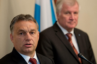 Der ungarische Ministerpräsident Viktor Orban - hier mit Horst Seehofer, der ihn jetzt nach Bayern eingeladen hat.