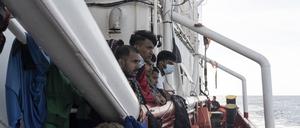 Migranten blicken auf die französische Küstenwache, die sich dem humanitären Schiff Ocean Viking nähert, das mit 230 aus dem Mittelmeer geretteten Migranten auf dem Weg nach Frankreich ist. Frankreich wird die Migranten in Toulon an Land gehen lassen. 