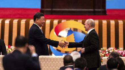 Xi Jingping und Wladimir Putin reichen sich die Hände auf dem Seidenstraßen-Gipfel vergangener Woche.