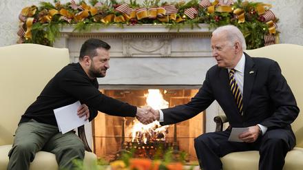 US-Präsident Joe Biden schüttelt die Hand seines ukrainischen Amtskollegen Wolodymyr Selenskyj im Oval Office.