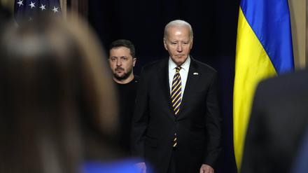 US-Präsident Joe Biden und der ukrainische Staatschef Wolodymyr Selenskyj, kommen zu einer Pressekonferenz im Indian Treaty Room im Weißen Haus.