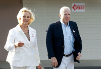 Cindy McCain hat ihren verstorbenen Mann John seit fast vier Jahrzehnten auf dem politischen Parkett begleitet.