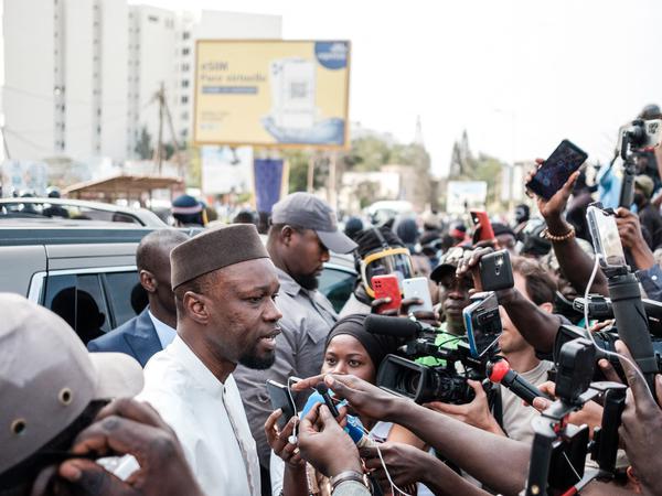 Ouasmane Sonko auf dem Weg zum Gerichtsprozess in Dakar. Er will der nächste Präsident des Senegal werden.