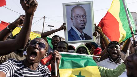 Anhänger der Opposition demonstrieren in Dakar für Ousmane Sonko. 
