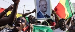 Anhänger der Opposition demonstrieren in Dakar für Ousmane Sonko. 