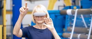 Senior businesswoman with VR glasses gesturing in industry model released, Symbolfoto property released, JOSEF14259