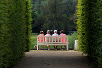 Senioren auf einer Parkbank im Schlosspark Pillnitz, Sachsen
