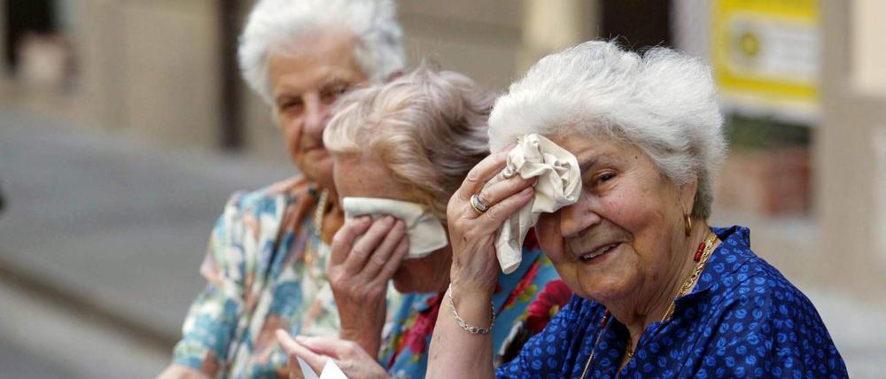 FILE - Three elderly ladies in Pontedera, Italy wipe the sweat from their foreheads as temperatures surged all over Italy on Friday, 23 July 2004.    Foto: Franco Silvi/ANSA/dpa    (zu dpa "Arbeiten bis 75? Italiens Generation Y fürchtet um die Rente" vom 27.04.2016) +++(c) dpa - Bildfunk+++ |